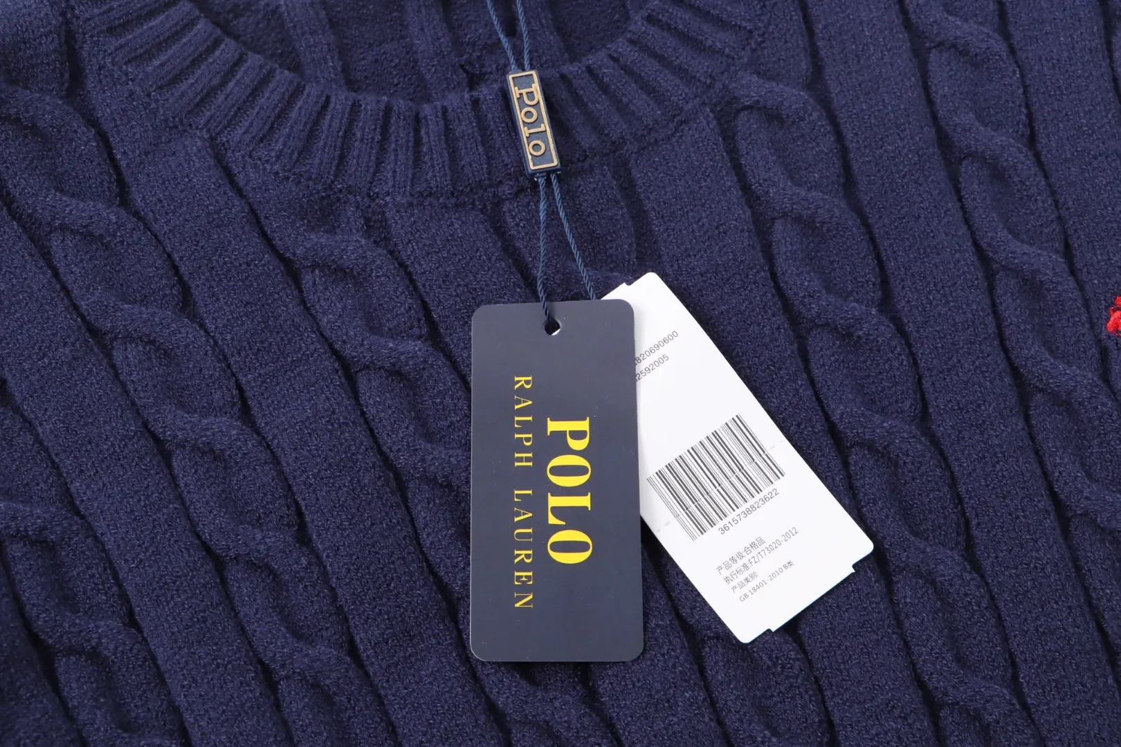 P210 [Ralph Lauren round neck solid color pony embroidery logo twist knitted sweater] ✅Ralph Lauren classic basic versatile knitted pullover crew neck sweater for men and women ✅Main supplier platform live broadcast Wholesale entity Replenish when out of stock will not be removed from the shelves ✅ZP quality 1:1 pattern making Scan the code to enter the GF website Counter quality ✅Detailed quality is the only one in Guangzhou Imported quality cotton yarn Focus on high-end cost-effective Good quality Needless to say ✅The version is restored to the original version. The maximum size can be worn up to 1105 pounds. Loose, comfortable and stress-free. ✅The upper body is simple and easy to match. A must-have for ootd. Good-looking clothes are never picky. A must-have in couples’ wardrobes. Size: S-XL. Color: black, white, gray, royal blue, pink, sky blue, khaki.